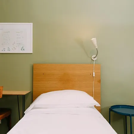 Tomato Backpackers Hotel 2*