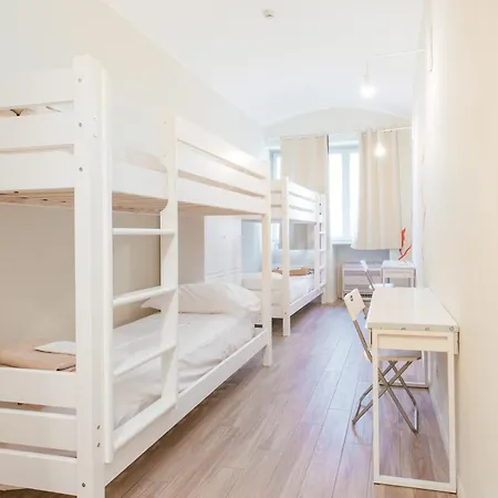 Tomato Backpackers 2*