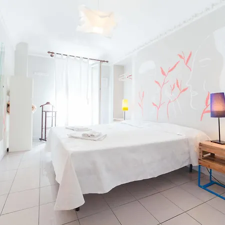 Tomato Backpackers Hotel 2*